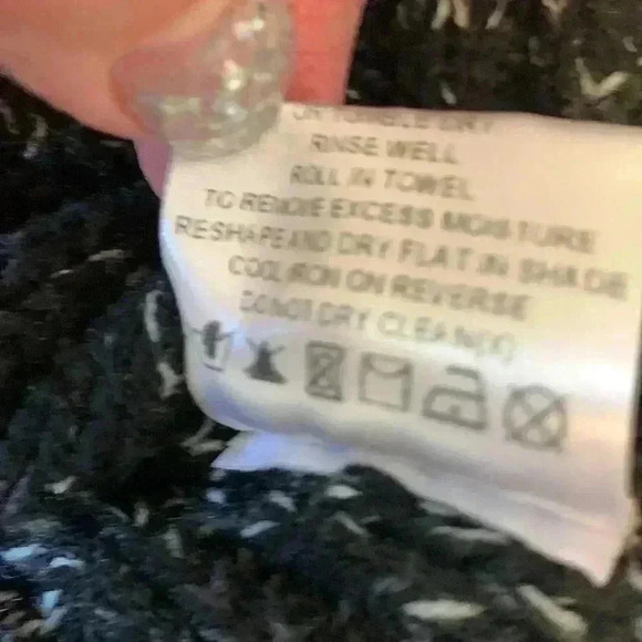 Papillion  Krochetta 100% acrylic sweater with three buttons up the front w hood - Picture 6 of 7